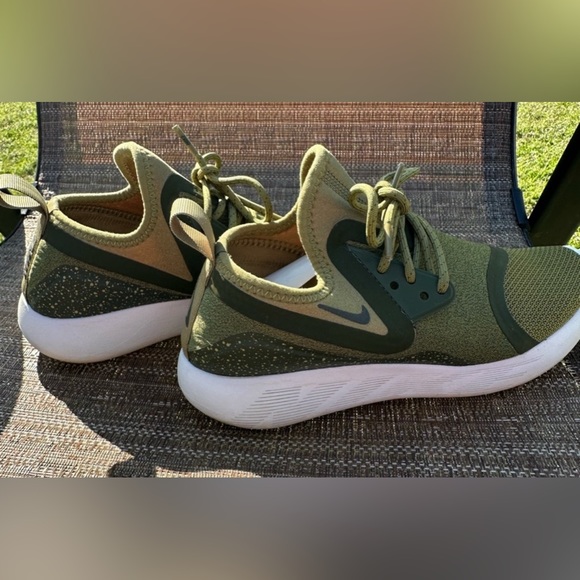 Women’s Nike size 6.5 - Picture 3 of 4